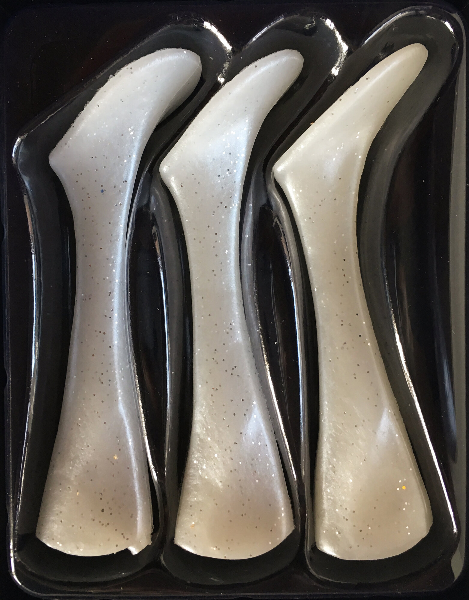 Headbanger Shad 16 Rep. tails, 3 pcs - Pearl white 1 Headbanger Shad 16 Rep. tails, 3 pcs - Pearl white